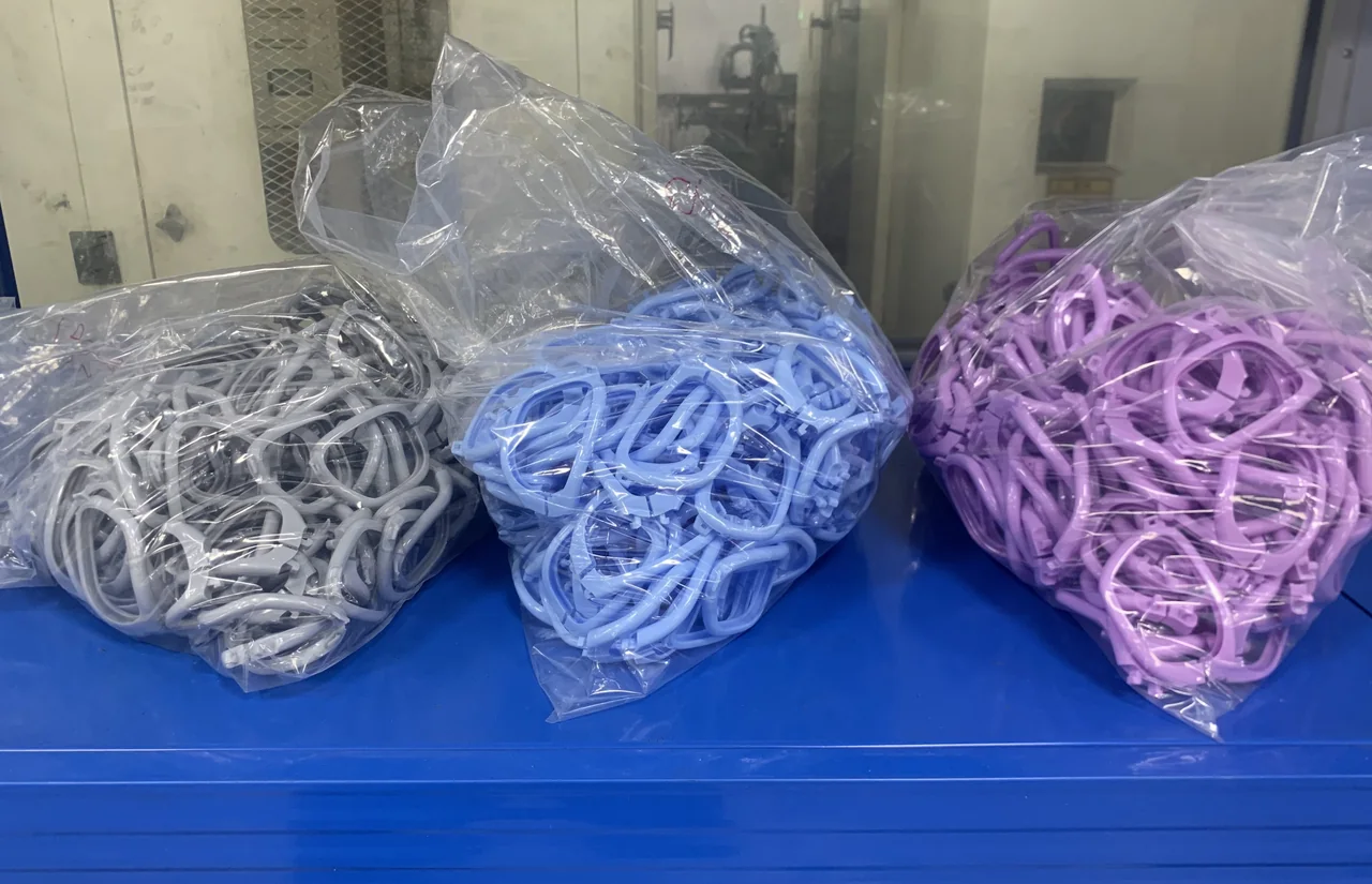 按色分类装袋的半成品